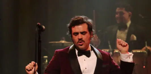 ENJAMBRE NOCHES DE SALON EN LOS ANGELES