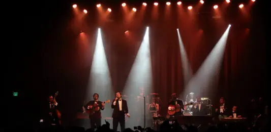 ENJAMBRE NOCHES DE SALON EN LOS ANGELES