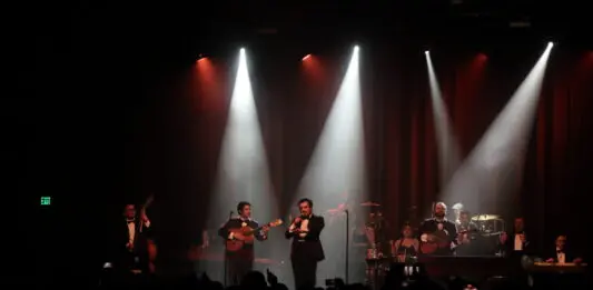 ENJAMBRE NOCHES DE SALON EN LOS ANGELES