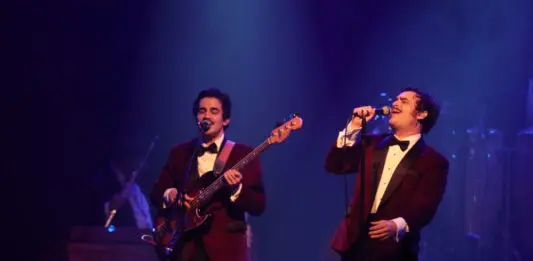 ENJAMBRE NOCHES DE SALON EN LOS ANGELES