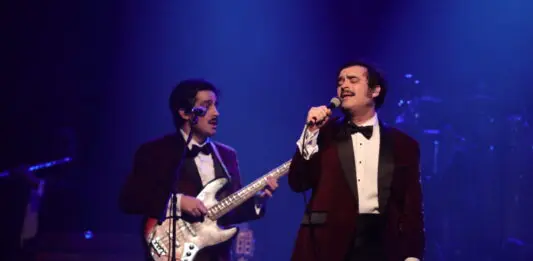 ENJAMBRE NOCHES DE SALON EN LOS ANGELES