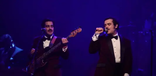 ENJAMBRE NOCHES DE SALON EN LOS ANGELES