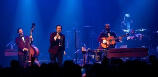 ENJAMBRE NOCHES DE SALON EN LOS ANGELES