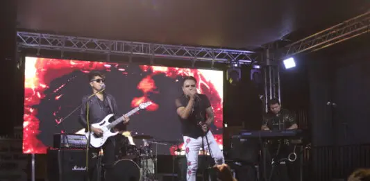 Perro Callejero en el “Del Barrio para el Barrio” en Los Angeles