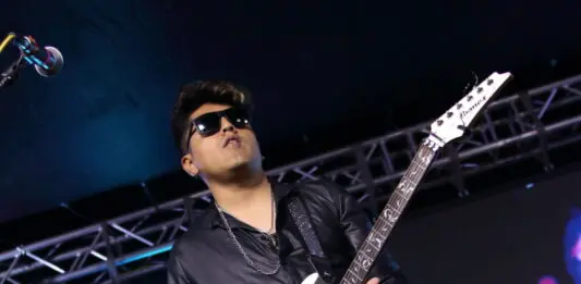 Perro Callejero en el “Del Barrio para el Barrio” en Los Angeles