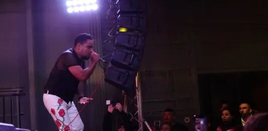 Perro Callejero en el “Del Barrio para el Barrio” en Los Angeles