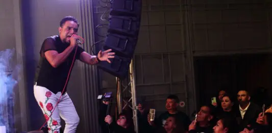 Perro Callejero en el “Del Barrio para el Barrio” en Los Angeles