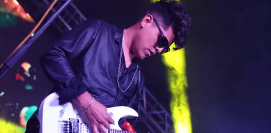 Perro Callejero en el “Del Barrio para el Barrio” en Los Angeles