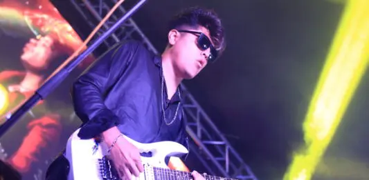 Perro Callejero en el “Del Barrio para el Barrio” en Los Angeles