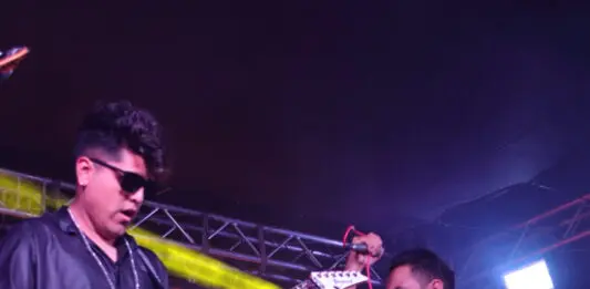 Perro Callejero en el “Del Barrio para el Barrio” en Los Angeles