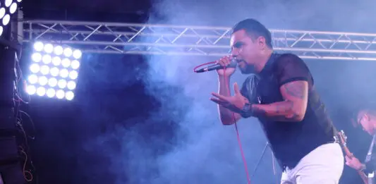 Perro Callejero en el “Del Barrio para el Barrio” en Los Angeles