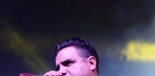 Perro Callejero en el “Del Barrio para el Barrio” en Los Angeles