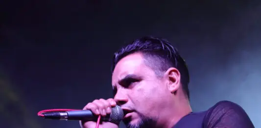 Perro Callejero en el “Del Barrio para el Barrio” en Los Angeles