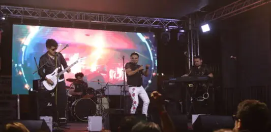 Perro Callejero en el “Del Barrio para el Barrio” en Los Angeles