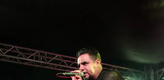 Perro Callejero en el “Del Barrio para el Barrio” en Los Angeles