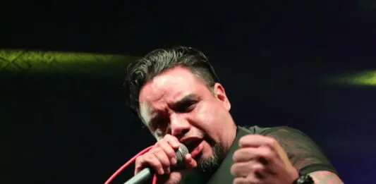 Perro Callejero en el “Del Barrio para el Barrio” en Los Angeles