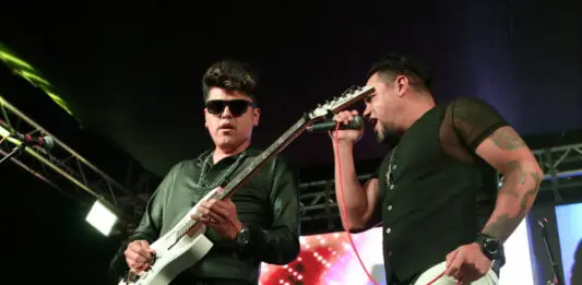 Perro Callejero en el “Del Barrio para el Barrio” en Los Angeles