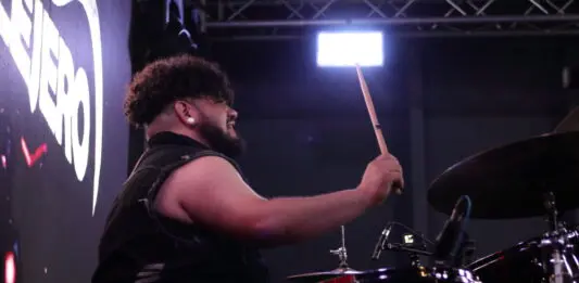 Perro Callejero en el “Del Barrio para el Barrio” en Los Angeles