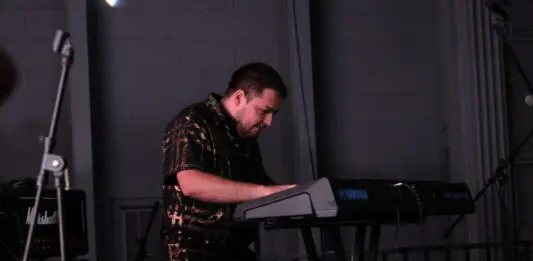 Perro Callejero en el “Del Barrio para el Barrio” en Los Angeles