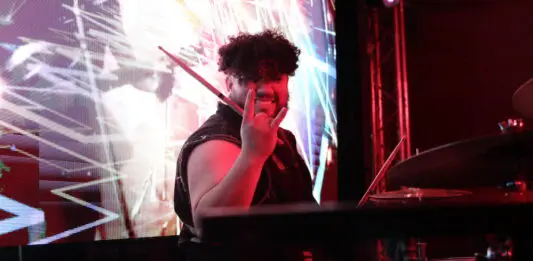 Perro Callejero en el “Del Barrio para el Barrio” en Los Angeles