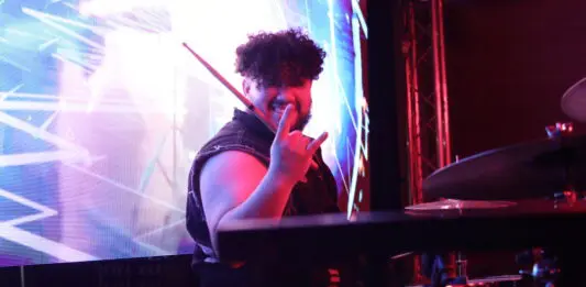 Perro Callejero en el “Del Barrio para el Barrio” en Los Angeles