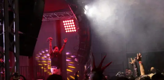 Perro Callejero en el “Del Barrio para el Barrio” en Los Angeles