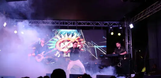 Perro Callejero en el “Del Barrio para el Barrio” en Los Angeles