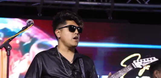 Perro Callejero en el “Del Barrio para el Barrio” en Los Angeles