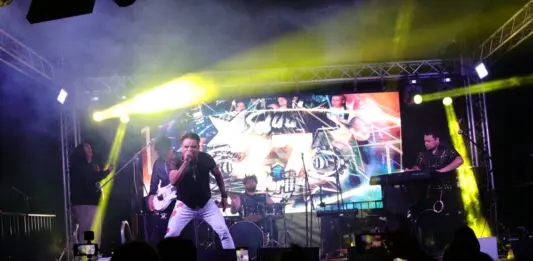 Perro Callejero en el “Del Barrio para el Barrio” en Los Angeles