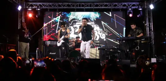 Perro Callejero en el “Del Barrio para el Barrio” en Los Angeles