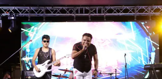 Perro Callejero en el “Del Barrio para el Barrio” en Los Angeles