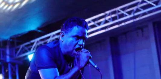 Perro Callejero en el “Del Barrio para el Barrio” en Los Angeles