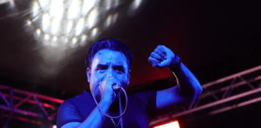 Perro Callejero en el “Del Barrio para el Barrio” en Los Angeles