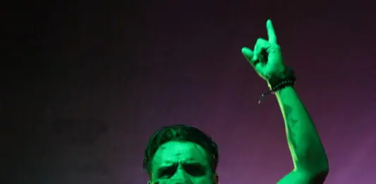 Perro Callejero en el “Del Barrio para el Barrio” en Los Angeles