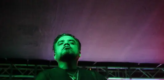 Perro Callejero en el “Del Barrio para el Barrio” en Los Angeles