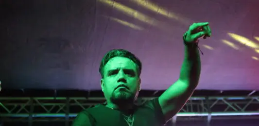 Perro Callejero en el “Del Barrio para el Barrio” en Los Angeles