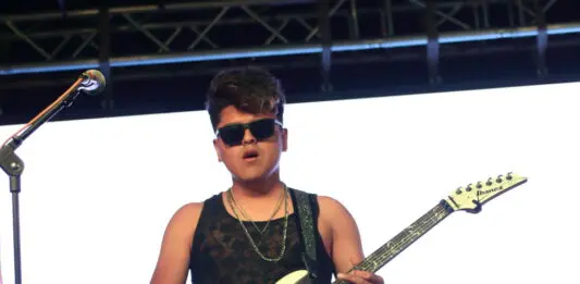 Perro Callejero en el “Del Barrio para el Barrio” en Los Angeles