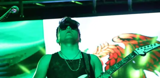 Perro Callejero en el “Del Barrio para el Barrio” en Los Angeles