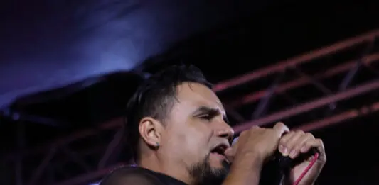 Perro Callejero en el “Del Barrio para el Barrio” en Los Angeles