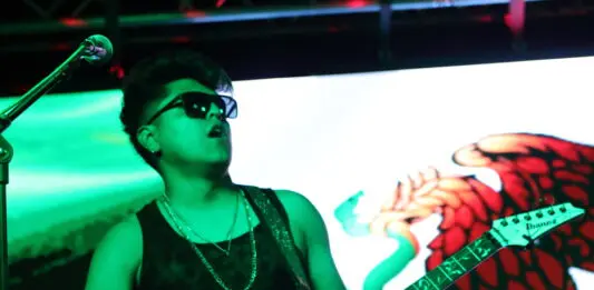 Perro Callejero en el “Del Barrio para el Barrio” en Los Angeles