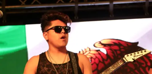 Perro Callejero en el “Del Barrio para el Barrio” en Los Angeles