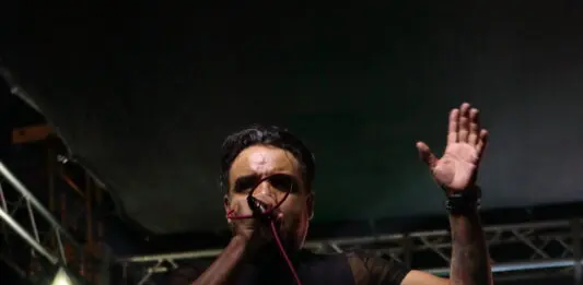 Perro Callejero en el “Del Barrio para el Barrio” en Los Angeles