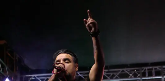 Perro Callejero en el “Del Barrio para el Barrio” en Los Angeles