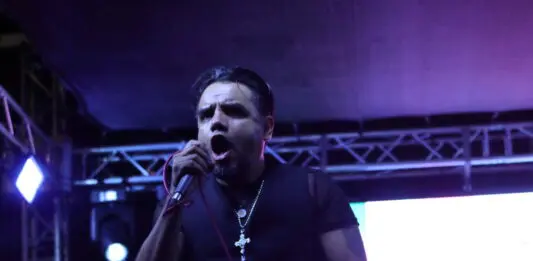 Perro Callejero en el “Del Barrio para el Barrio” en Los Angeles