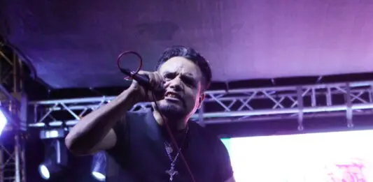 Perro Callejero en el “Del Barrio para el Barrio” en Los Angeles