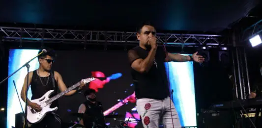 Perro Callejero en el “Del Barrio para el Barrio” en Los Angeles