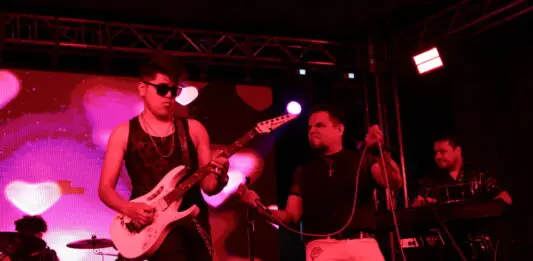 Perro Callejero en el “Del Barrio para el Barrio” en Los Angeles