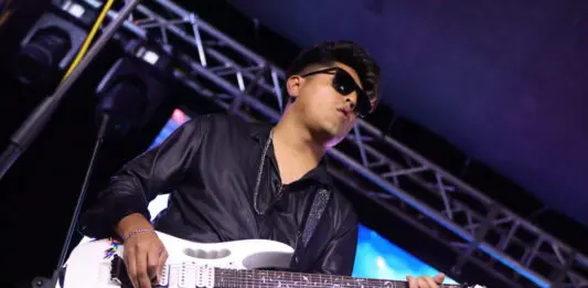 Perro Callejero en el “Del Barrio para el Barrio” en Los Angeles