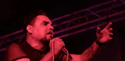 Perro Callejero en el “Del Barrio para el Barrio” en Los Angeles