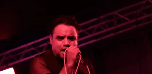 Perro Callejero en el “Del Barrio para el Barrio” en Los Angeles